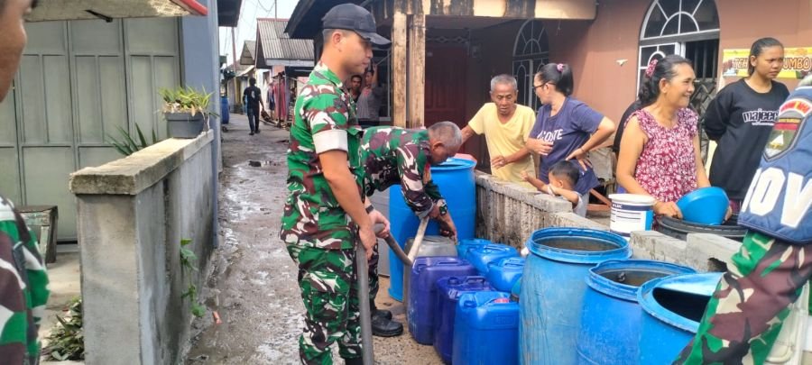 Atasi Kesulitan Warga, Kodim 0315/TPI Distribusikan Bantuan Air Bersih di Kelurahan Kampung Bugis