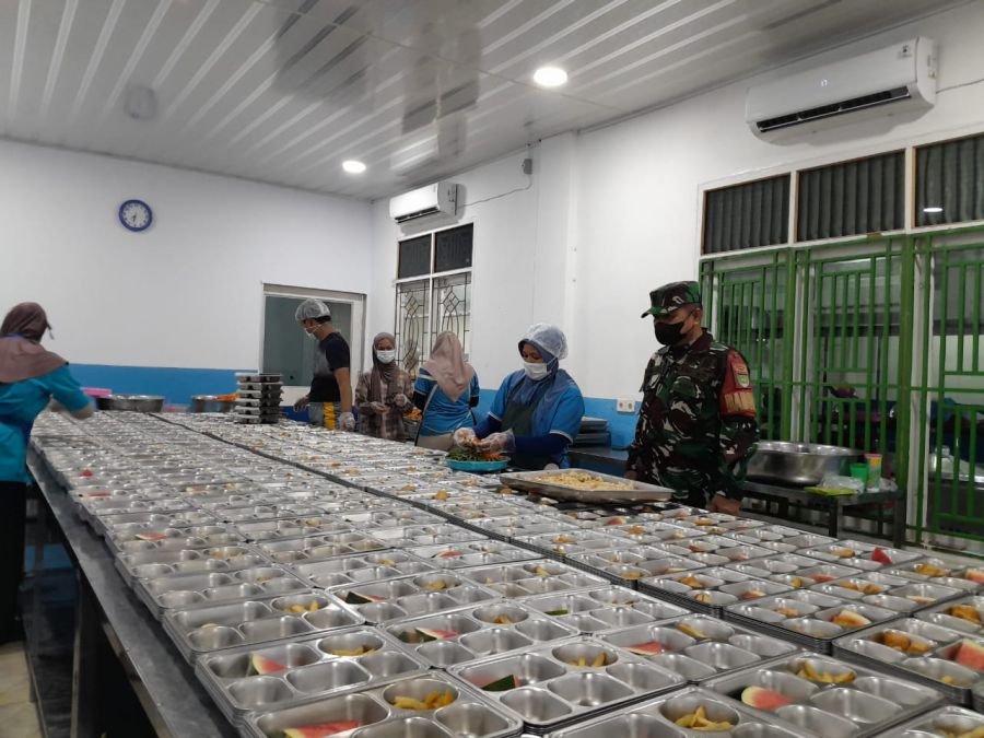 Awasi Program Makan Bergizi, Babinsa Koramil 03/Mandau Cek Kualitas Layanan