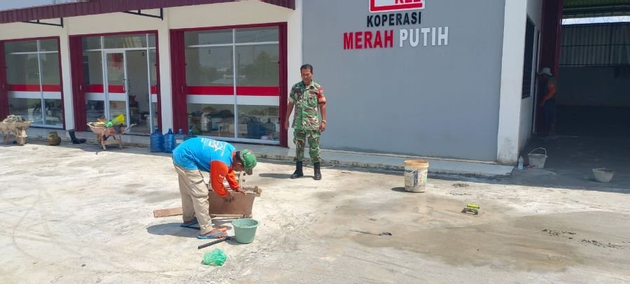 Babinsa 01 Rumbai Pantau Pembangunan Koperasi Merah Putih di Meranti Pandak