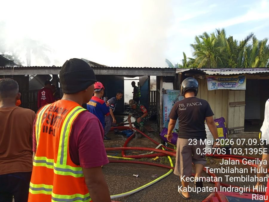 Babinsa 01/Tbh Serda Ronald Manalu Sigap Padamkan Kebakaran Dua Rumah Warga