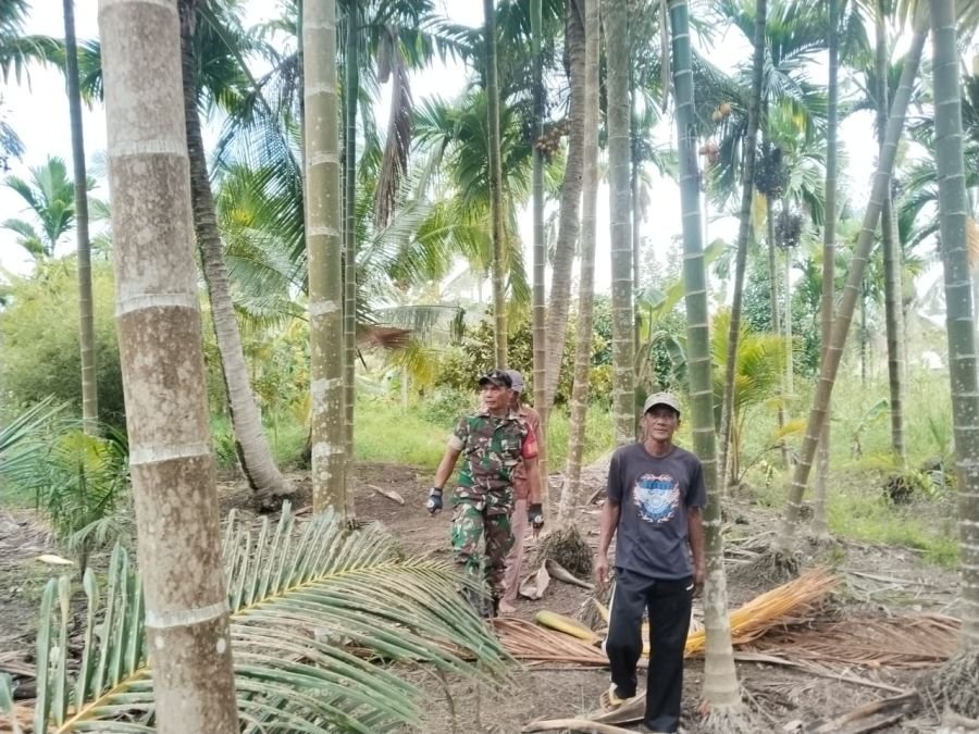 Babinsa 01/Tbh Serka Jondri dan Masyarakat Amankan Kawasan Perbatasan Kelurahan