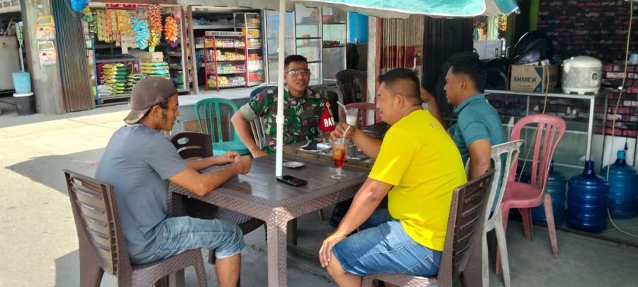 Babinsa 01/Tbh Sertu Abd. Ali Sabri Ajak Tokoh Masyarakat Aktif Melapor