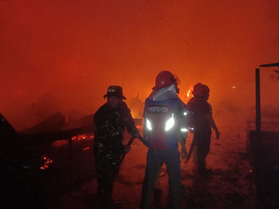 Babinsa 01/Tembilahan dan Damkar Berjibaku Padamkan Kebakaran Pasar Terapung