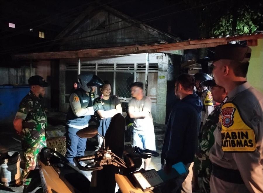 Babinsa 01/Tembilahan Ikut Patroli Gabungan Temukan Warga Konsumsi Miras, Langsung Ditegur