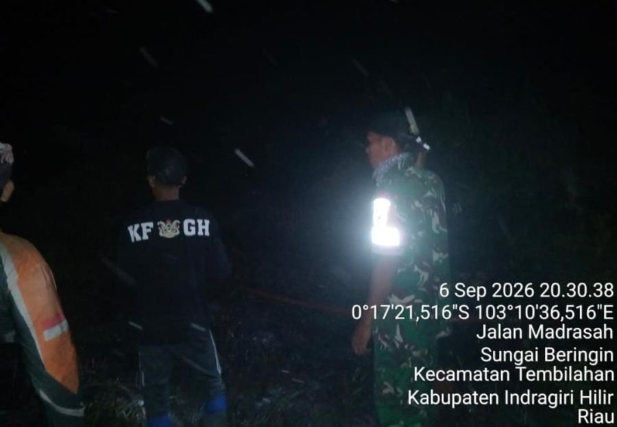Babinsa 01/Tembilahan Pantau hingga Malam Karhutla di Sungai Beringin, Titik Api Terus Didinginkan