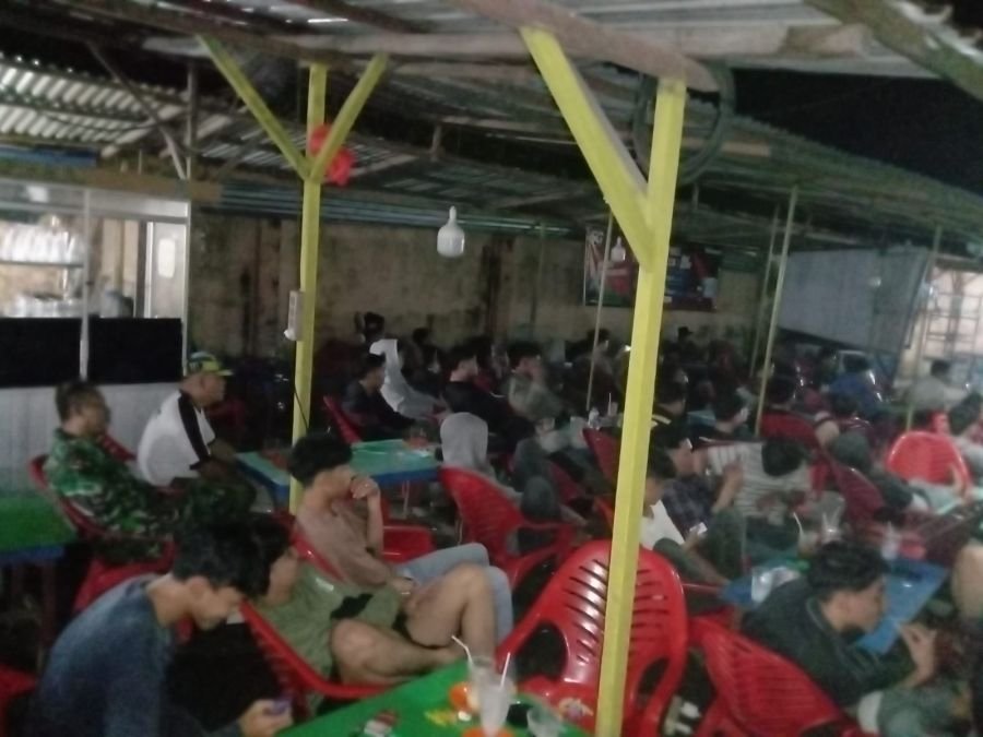 Babinsa 01/Tembilahan Rangkul Warga Lewat Nobar Piala Dunia Dini Hari
