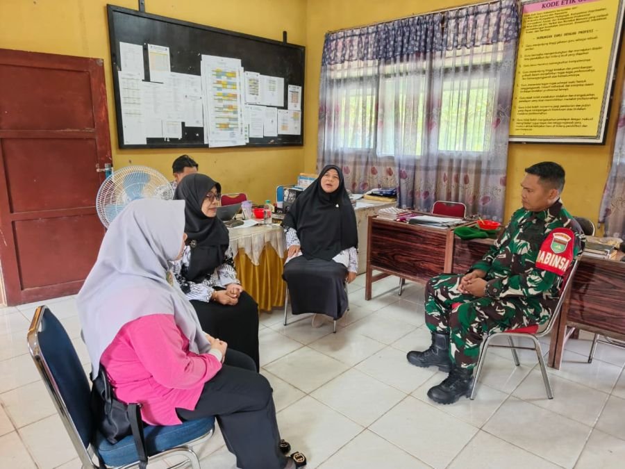 Babinsa 01/Tembilahan Serda Miskal Perkuat Sinergi Pendidikan Lewat Komduk di MTSN 2 Inhil
