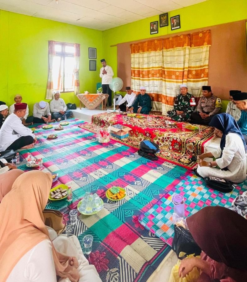 Babinsa 01/Tembilahan Serda Miskal Berbaur Bersama Warga dalam Maulid Nabi Muhammad SAW