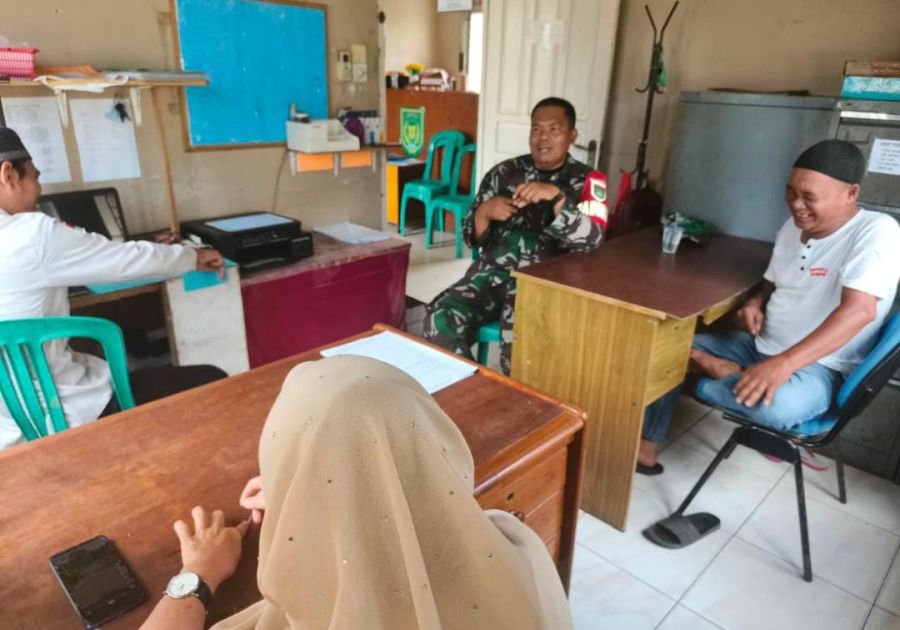 Babinsa 01/Tembilahan Serda Miskal Dorong Sinergi Lewat Komunikasi Langsung
