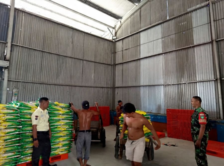 Babinsa 01/Tembilahan Serda Ronald Manalu Kawal Sinergi Pekerja dan Bulog Demi Ketahanan Pangan