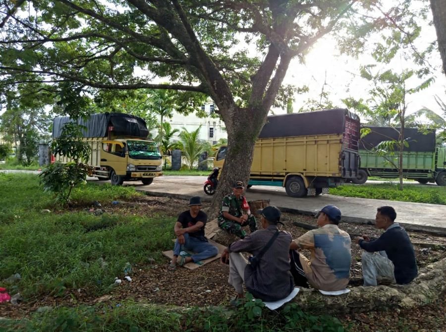 Babinsa 01/Tembilahan Serda Ronald Manalu Ingatkan Sopir Truk Cegah Kecelakaan Akibat Kantuk