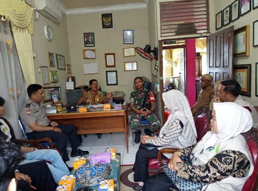 Babinsa 01/Tembilahan Serda Ronald Manalu Tekankan Etika dan Sinergi kepada Mahasiswa KKN UNISI