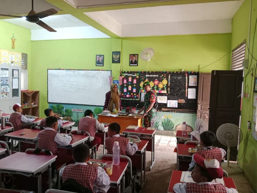 Babinsa 01/Tembilahan Serda Ronald Manalu Kawal Ketat Distribusi Makan Bergizi Gratis (MBG)