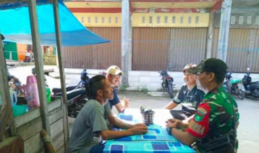 Babinsa 01/Tembilahan Serda Ronald Manalu Perkuat Pencegahan Judi Online dan Narkoba