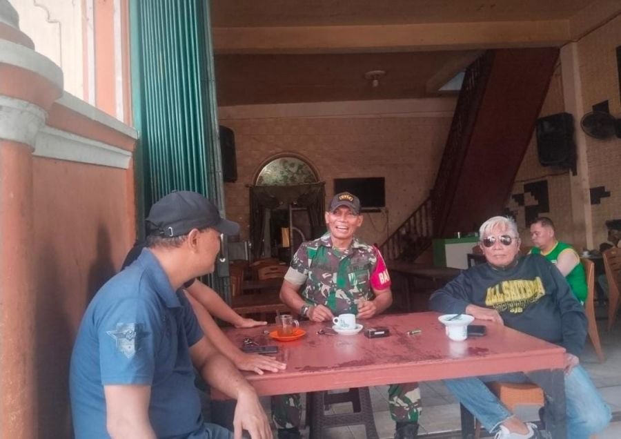 Babinsa 01/Tembilahan Serka Jondri Serap Aspirasi Tokoh Masyarakat di Sungai Perak