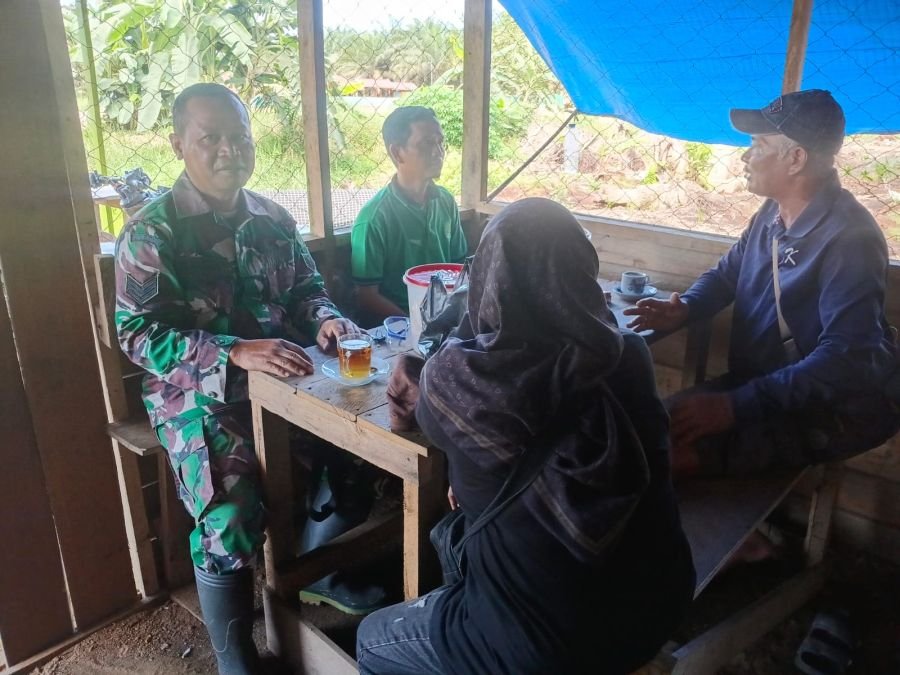 Babinsa 01/Tembilahan Serka M. Yasin Dorong Keterbukaan Informasi Warga