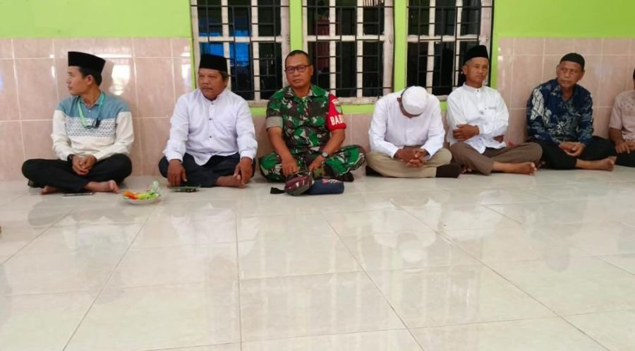 Babinsa 01/Tembilahan Serka M. Yasin Hadiri Maulid Nabi, TNI dan Warga Perkuat Kebersamaan