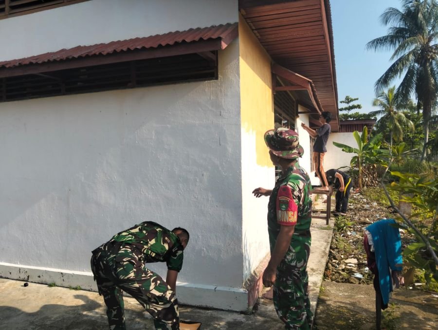 Babinsa 01/Tembilahan Serka Masri dan Warga Gotong Royong Percantik Panti Asuhan