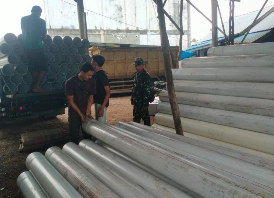 Babinsa 01/Tembilahan Serka Masri Dorong Buruh Angkut Kompak dan Patuh Prosedur Keselamatan