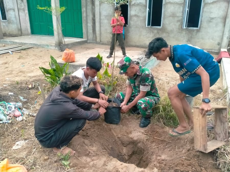 Babinsa 01/Tembilahan Serka Masri dan Mahasiswa UNRI Tanam Pohon Perkuat Kepedulian Lingkungan