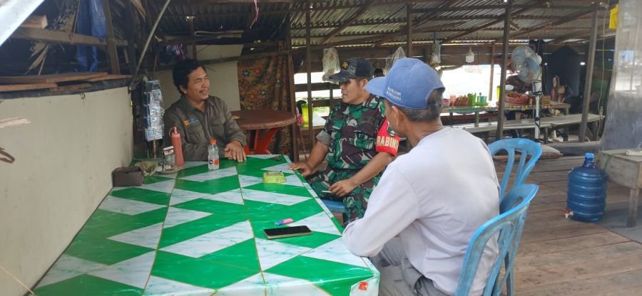 Babinsa 01/Tembilahan Serka S. Simbolon Jalin Dialog Langsung dengan Warga