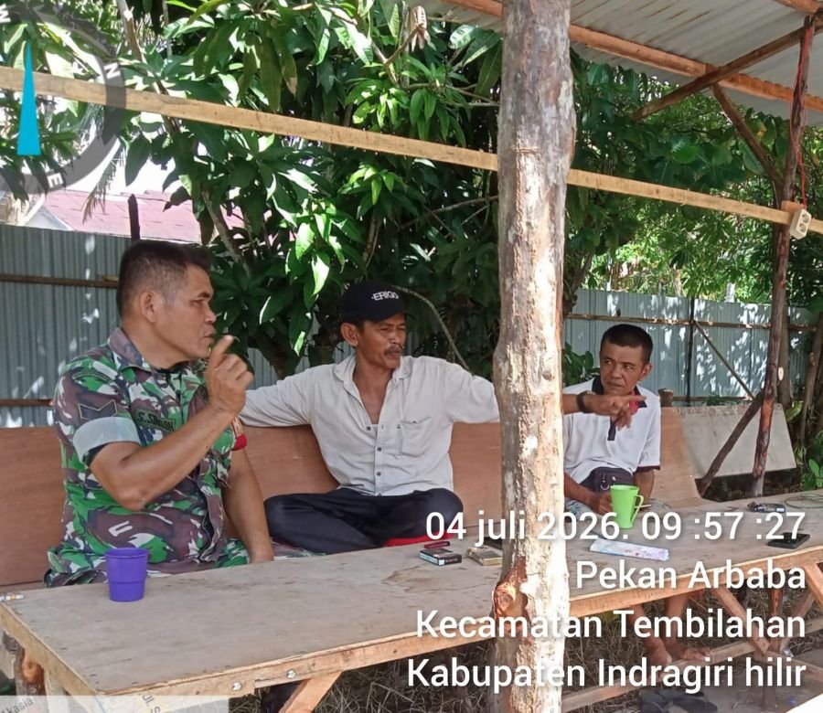 Babinsa 01/Tembilahan Serka S. Simbolon Duduk Bersama Warga, Bangun Komunikasi Tanpa Sekat