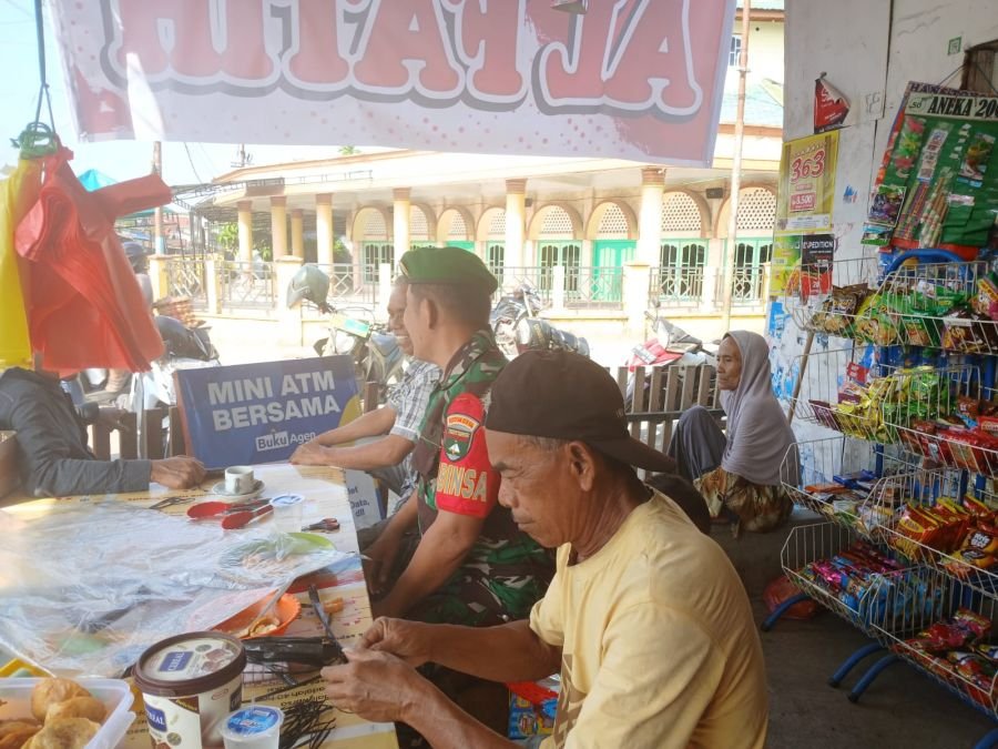 Babinsa 01/Tembilahan Serka Surung Simbolon Perkuat Komunikasi dengan Pelaku Usaha Sembako