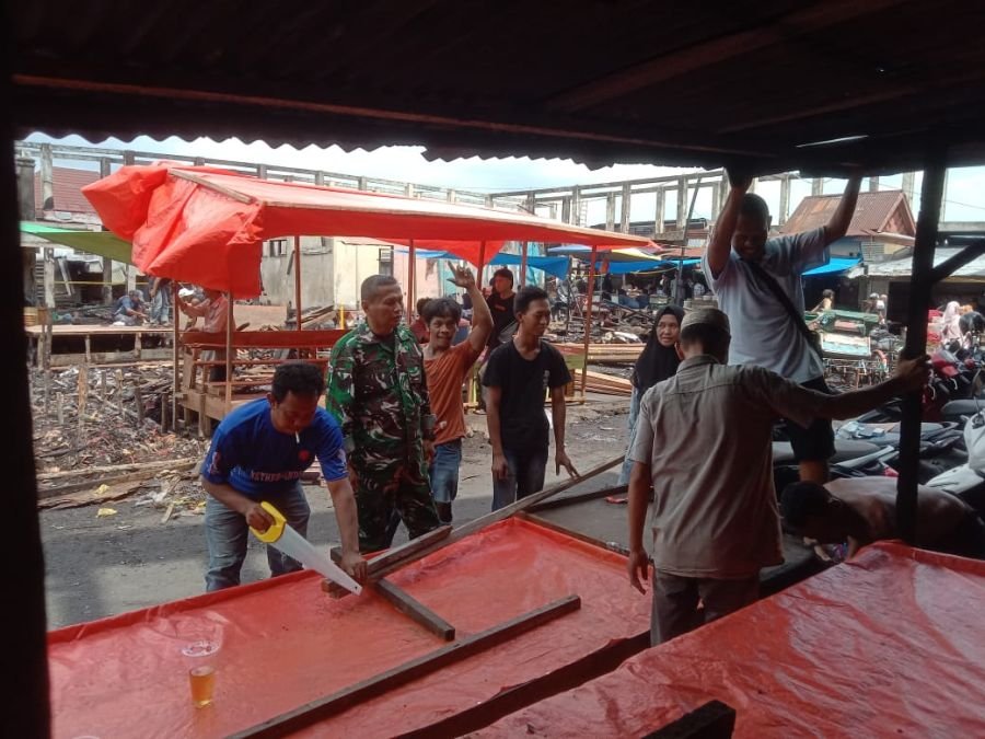 Babinsa 01/Tembilahan Serma Nuryadi Tumbuhkan Semangat Pedagang Pasar Terapung Pascakebakaran