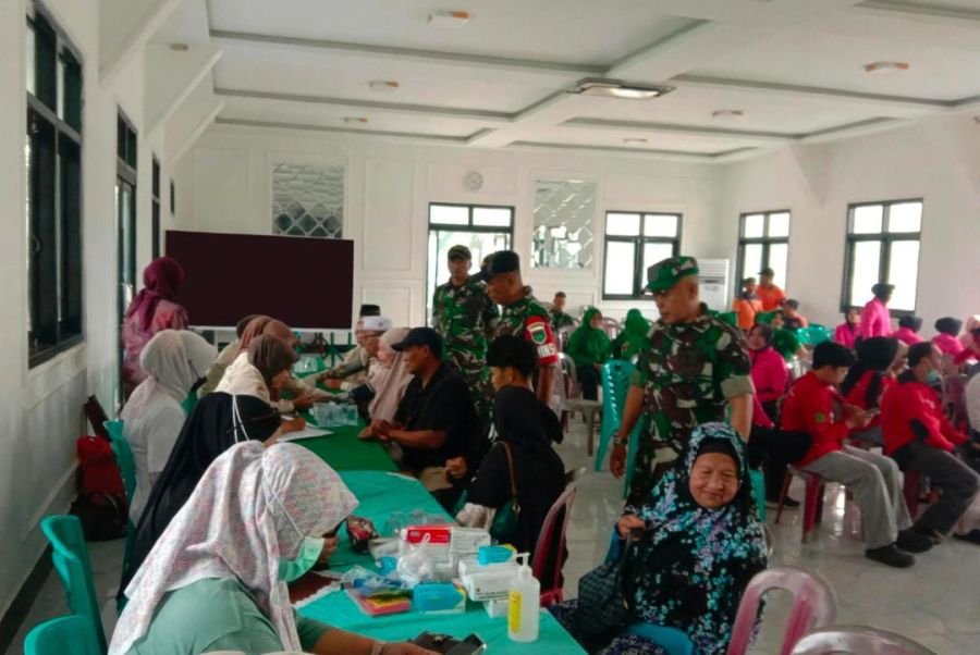 Babinsa 01/Tembilahan Serma Nuryadi Turun Dampingi Warga di Bakti Sosial HUT TNI Ke-81