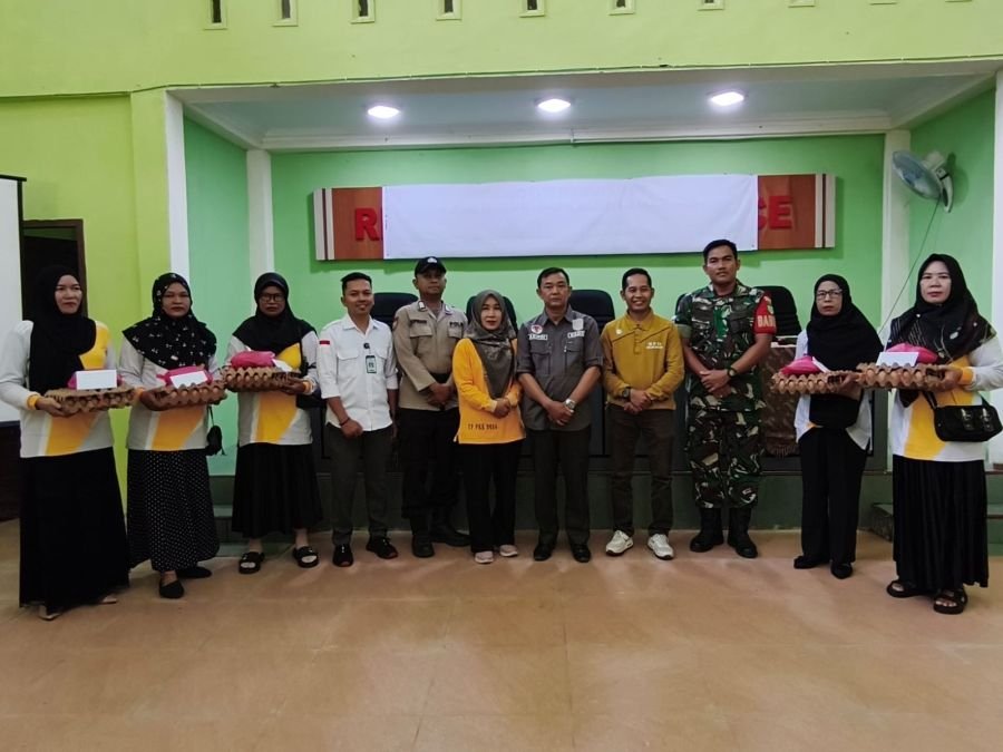 Babinsa 01/Tembilahan Sertu Abd. Ali Sabri Kawal Penyaluran PMT Cegah Stunting