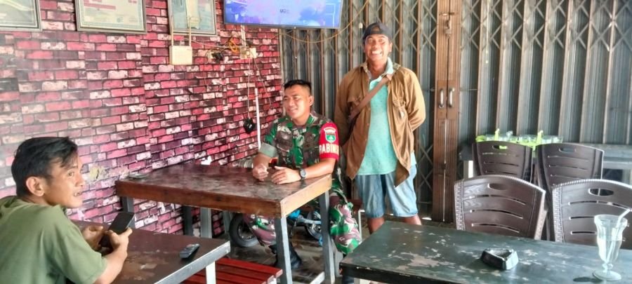 Babinsa 01/Tembilahan Sertu Abd. Ali Sabri Perkuat Kesadaran Kebersihan Warga