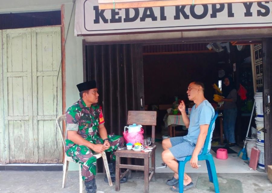 Babinsa 01/Tembilahan Sertu Abd. Ali Sabri Perkuat Jaring Teritorial untuk Pantau Kamtibmas