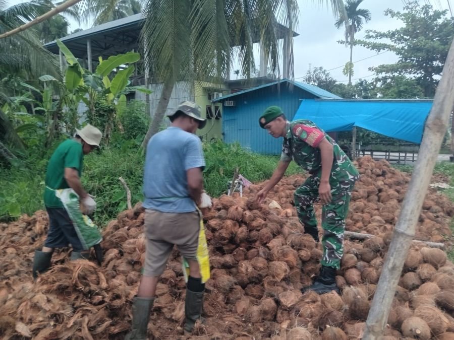 Babinsa 01/Tembilahan Sertu Deni S Sambangi Pekerja Kelapa, Keselamatan Kerja Jadi Prioritas