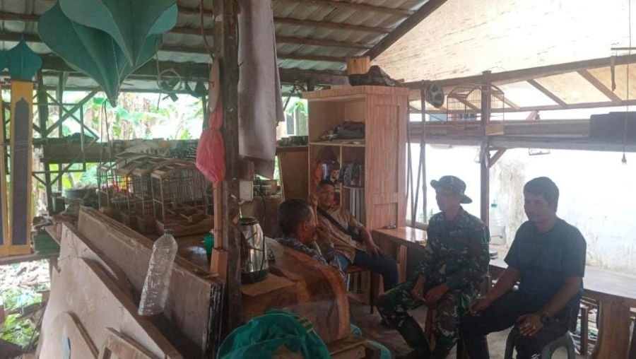 Babinsa 01/Tembilahan Sertu Deni Sutrisno Sambangi Pengrajin Kayu, Jaga Usaha dan Kamtibmas
