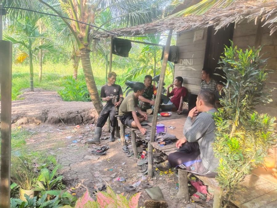 Babinsa 01/Tembilahan Sertu Rusmawan D Perkuat Jaringan Informasi Bersama Tokoh Masyarakat