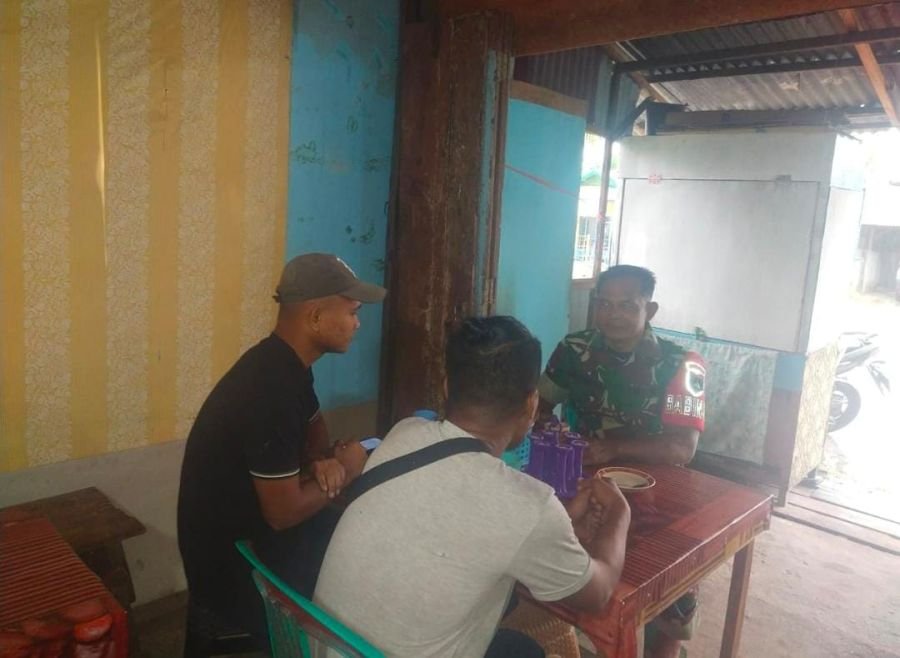 Babinsa 01/Tembilahan Sertu Rusmawan D Ajak Warga Waspada dan Peduli Lingkungan