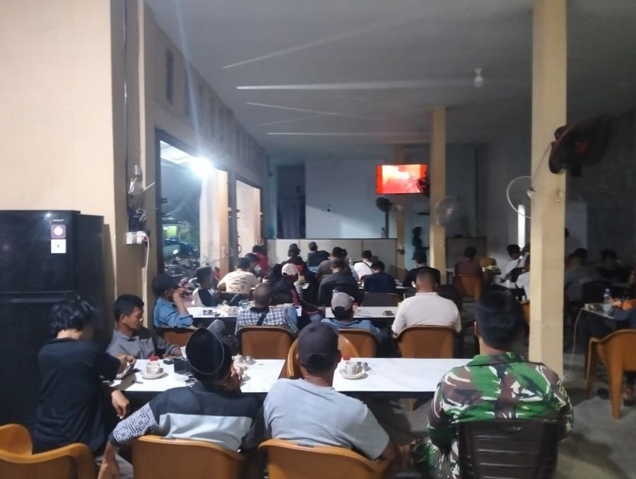 Babinsa 01/Tembilahan Sertu Suherman Dampingi Warga Nobar Final Piala Dunia dengan Aman