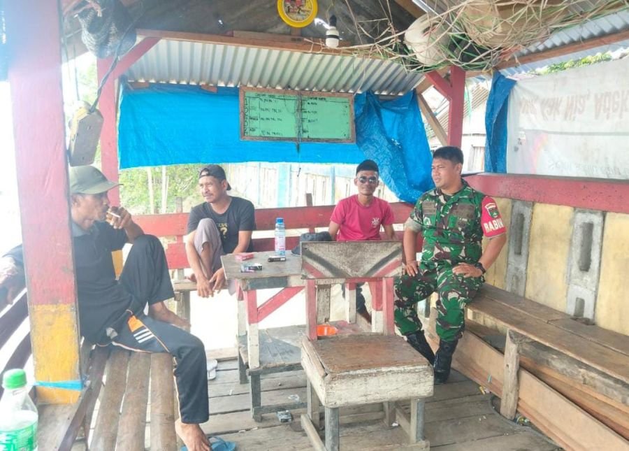 Babinsa 01/Tembilahan Sertu Suherman Perketat Imbauan Keselamatan Penambang Pompong