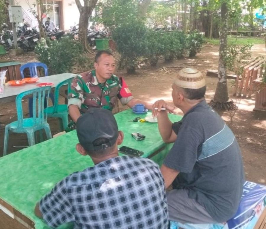 Babinsa 01/Tembilahan Sertu Suratno Dorong Warga Perkuat Kebersihan, Cegah Banjir dan DBD