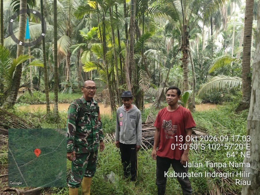 Babinsa 03/Tempuling Ajak Warga Teluk Jira Peduli Lingkungan Lewat Komsos