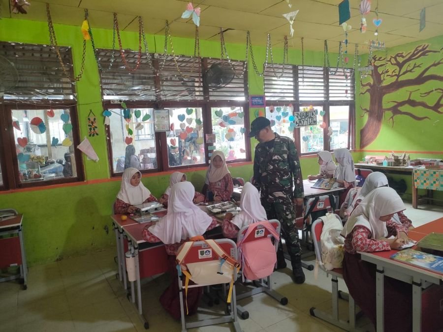 Babinsa 03/Tempuling Aktif Kawal Program MBG untuk Siswa