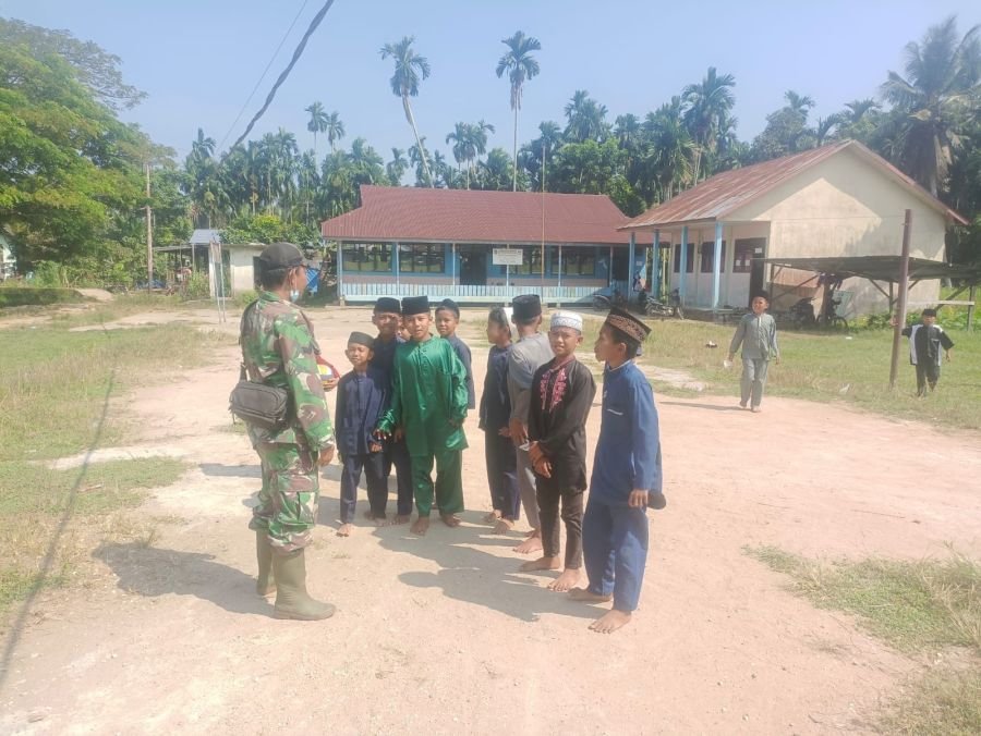 Babinsa 03/Tempuling Bina Pelajar SD 003 Kerta Jaya, Tekankan Disiplin Sejak Dini