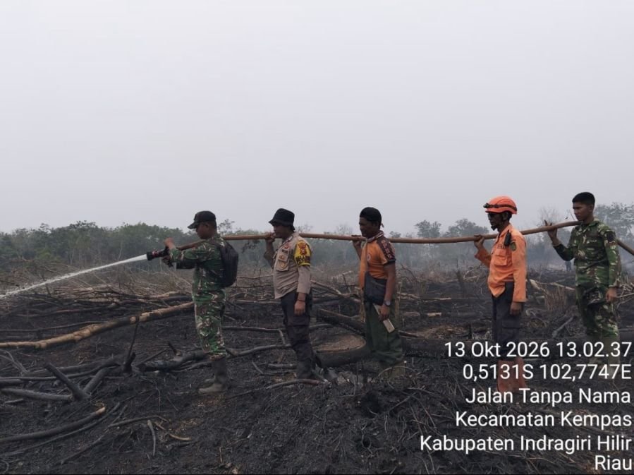Babinsa 03/Tempuling dan Tim Gabungan Berjibaku Dinginkan Lahan Gambut Pekan Tua
