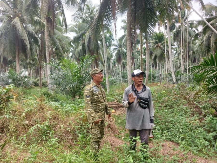 Babinsa 03/Tempuling dan Warga Sisir Tapal Batas Sungai Salak, Jaga Kondisi Wilayah