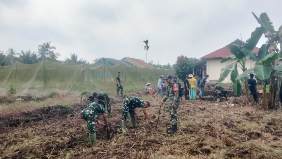 Babinsa 03/Tempuling Garap Lahan SMKN 1 Kempas untuk Perkuat Ketahanan Pangan