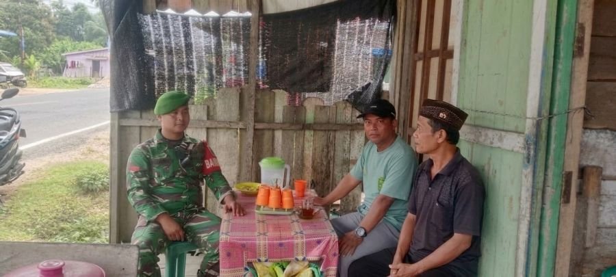 Babinsa 03/Tempuling Ingatkan Warga, Cuaca Ekstrem Picu Ancaman Karhutla