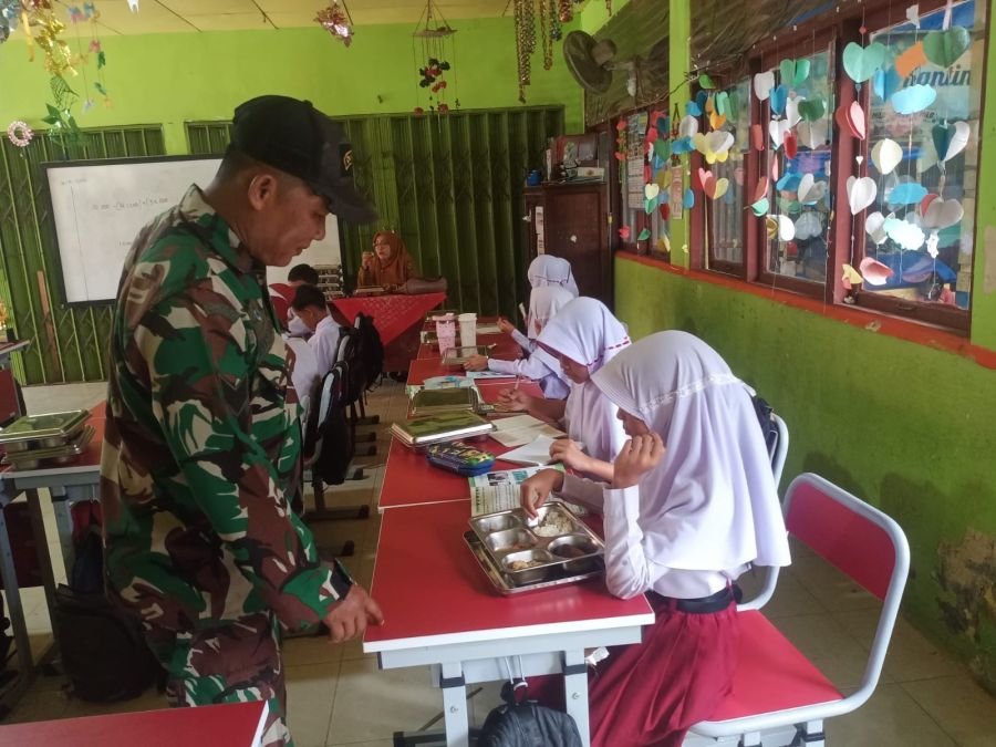 Babinsa 03/Tempuling Kawal MBG, Distribusi Makanan Sekolah Dipastikan Tepat Sasaran