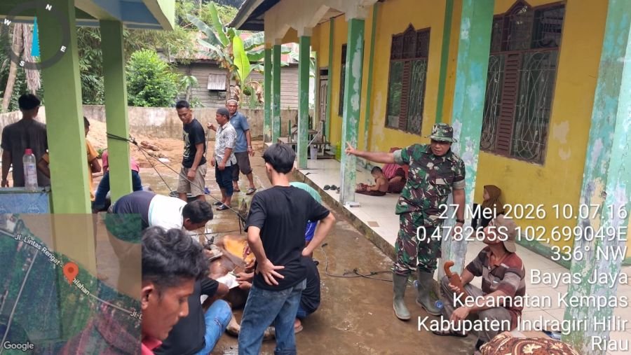 Babinsa 03/Tempuling Kawal Penyembelihan Kurban Hingga Tuntas