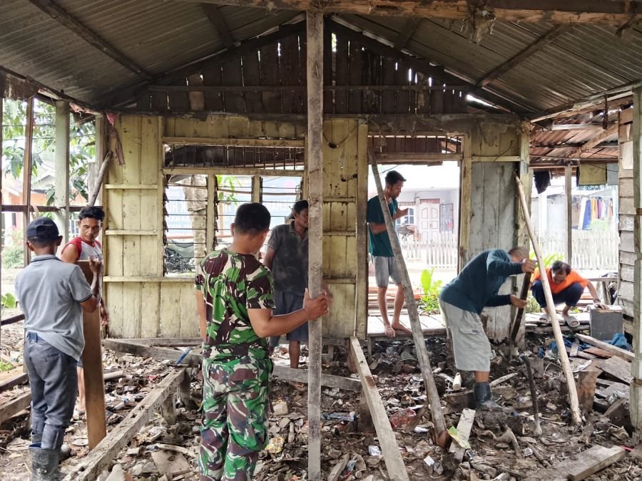 Babinsa 03/Tempuling Kawal Rehab Lima Rumah Warga Lewat Program TMMD ke-130