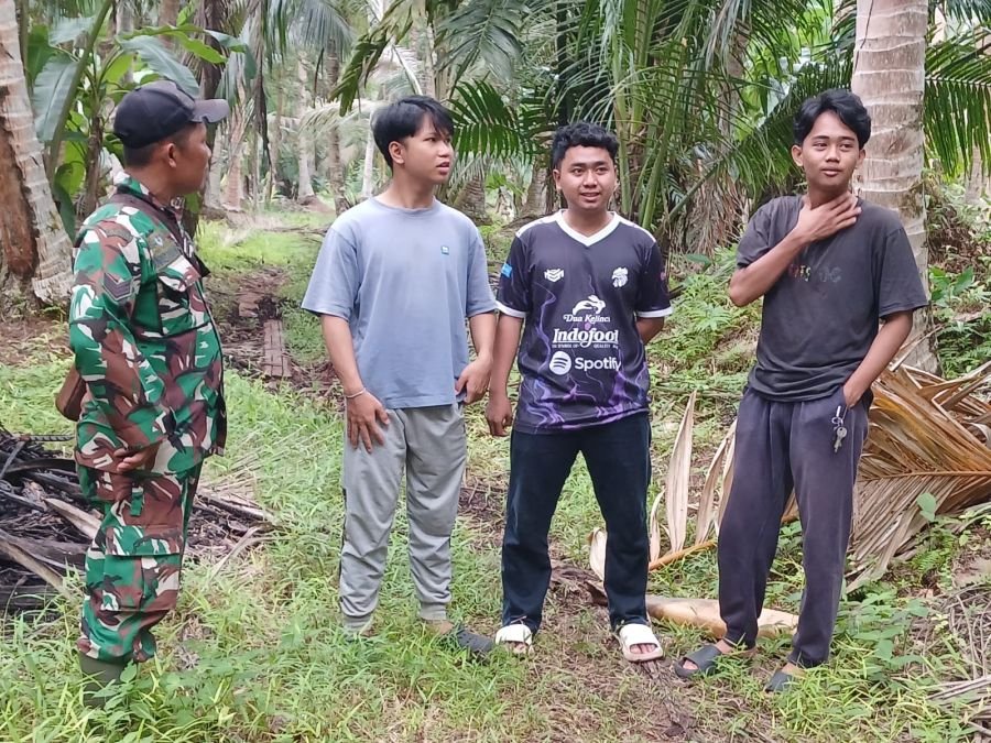 Babinsa 03/Tempuling Libatkan Pemuda Perkuat Patroli Tapal Batas